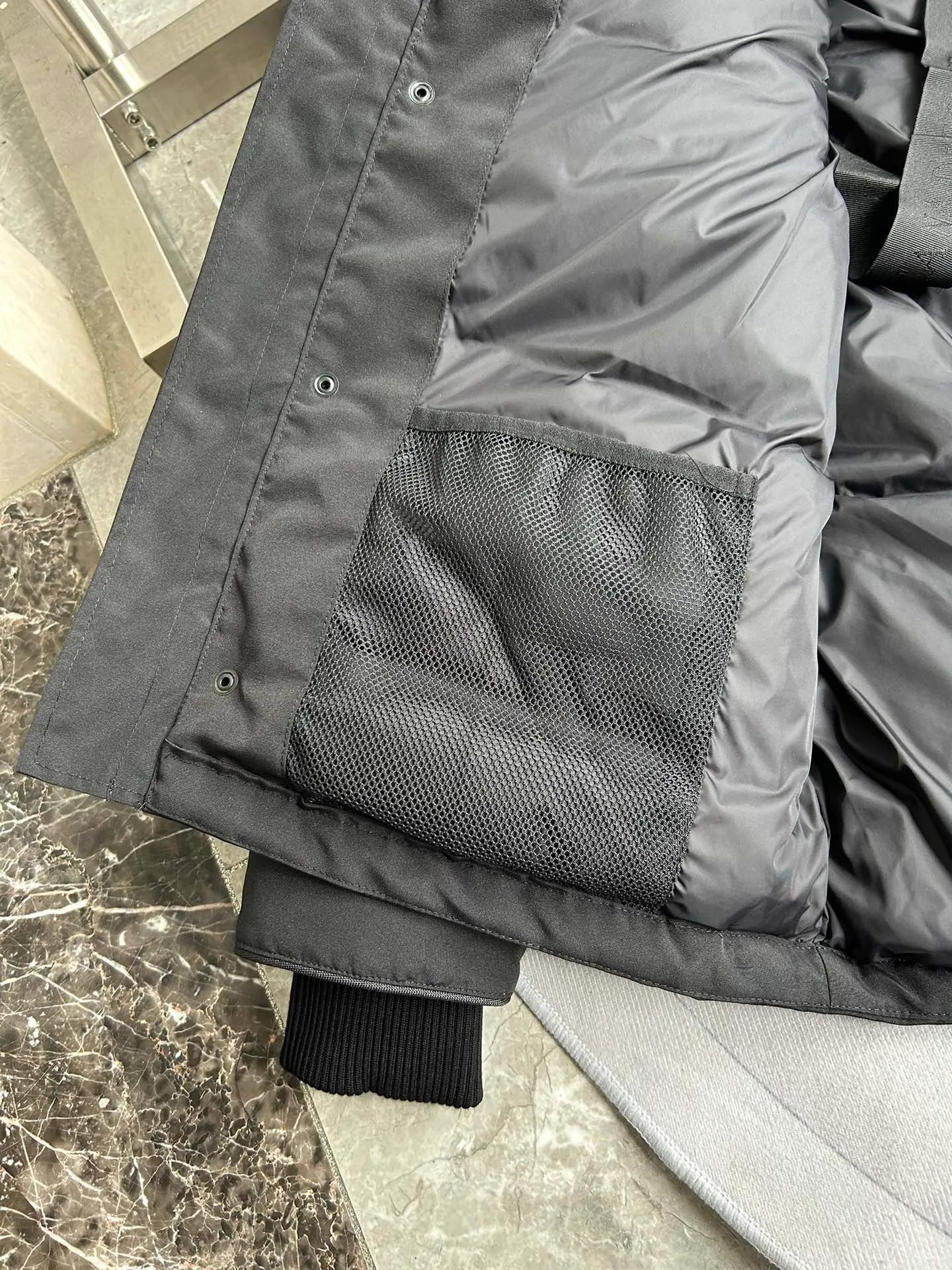 P840 E24 model 5816M Expedition men's model black detail. Sizes: XS S M L XL XXL.